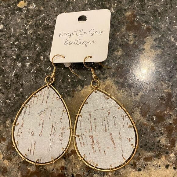(NWT) light blue Fashion earrings - Picture 3 of 3